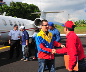 El Gobernador del estado recibió al Vicepresidente en la pista del aeropuerto
